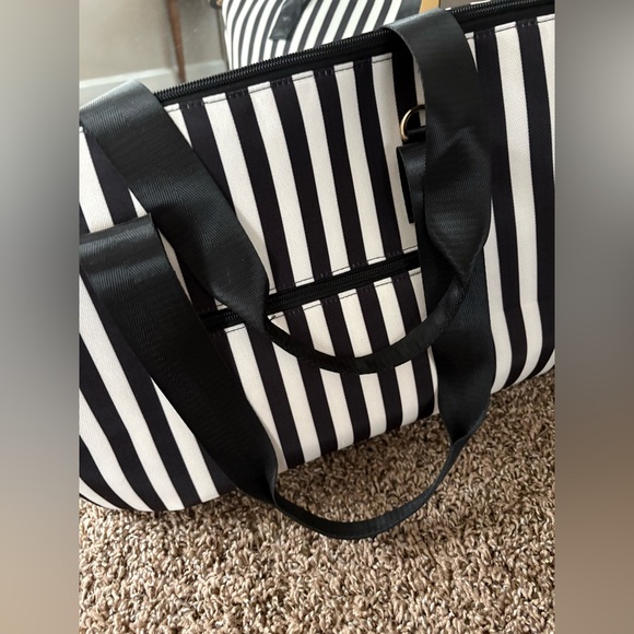 Alice + Olivia Duffel Bag Black White Vacation Weekender Tote Travel Carry On - Picture 4 of 12